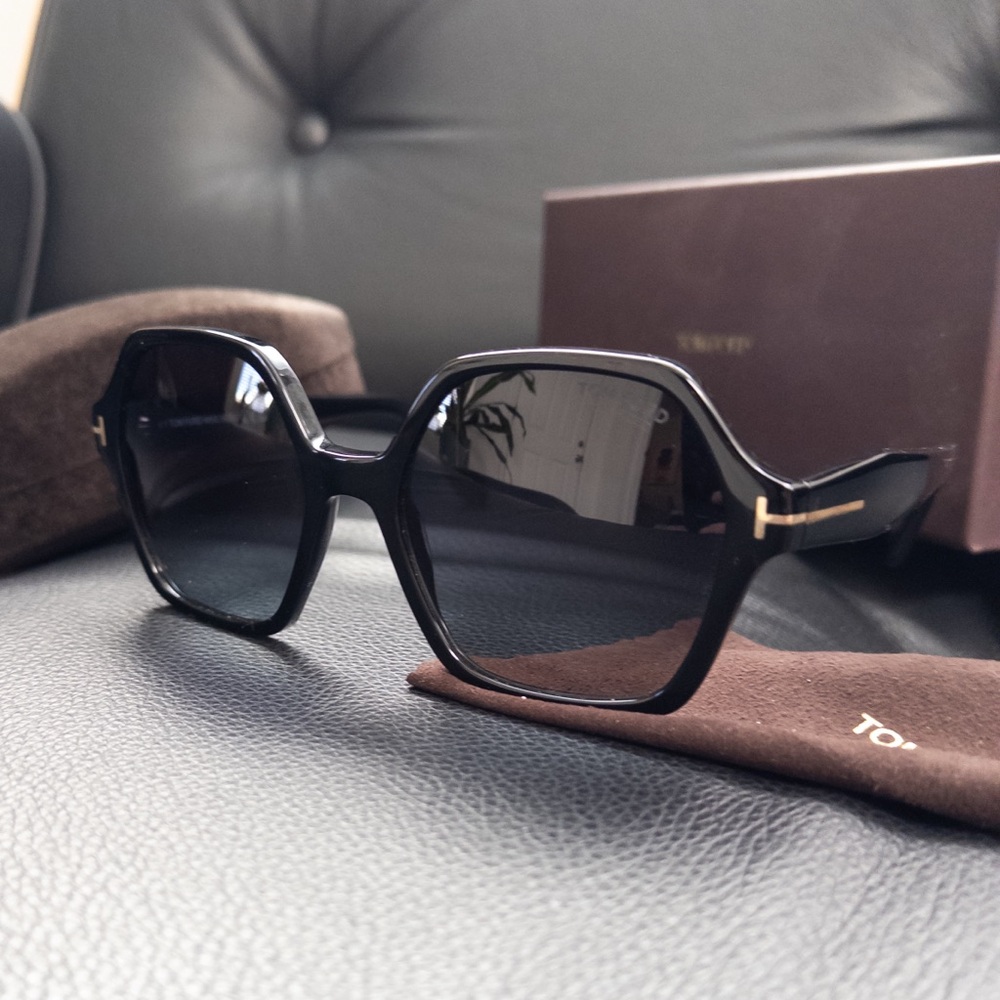 Tom Ford Romy FT1032 ECO Polarized Hexagonal Sunglasses in Shiny Black - Picture 4 of 8